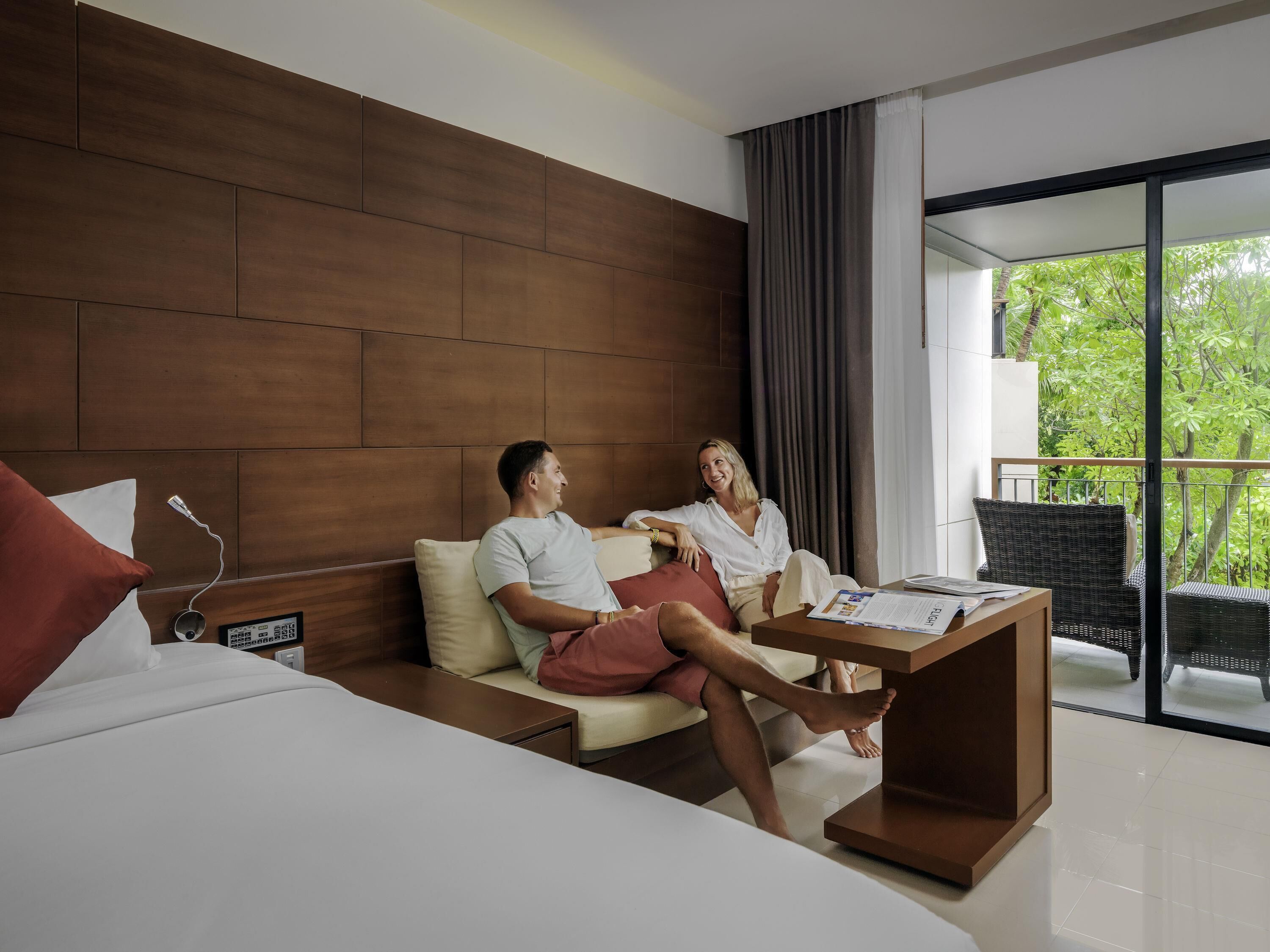 Habitación superior, 1 cama King size, balcón, vista al jardín (43sqm) | Edredón, caja de seguridad en la habitación y escritorio 