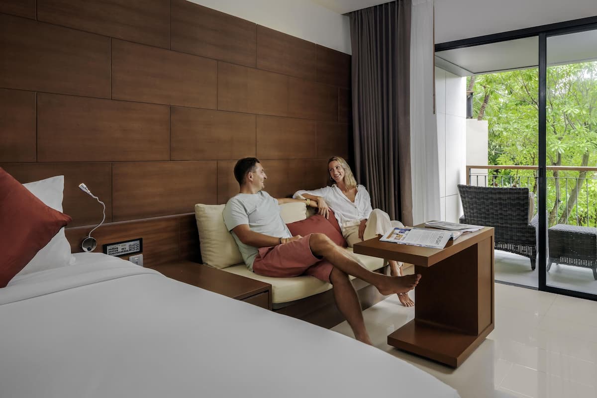 Habitación superior, 1 cama King size, balcón, vista al jardín (43sqm) | Edredón, caja de seguridad en la habitación y escritorio