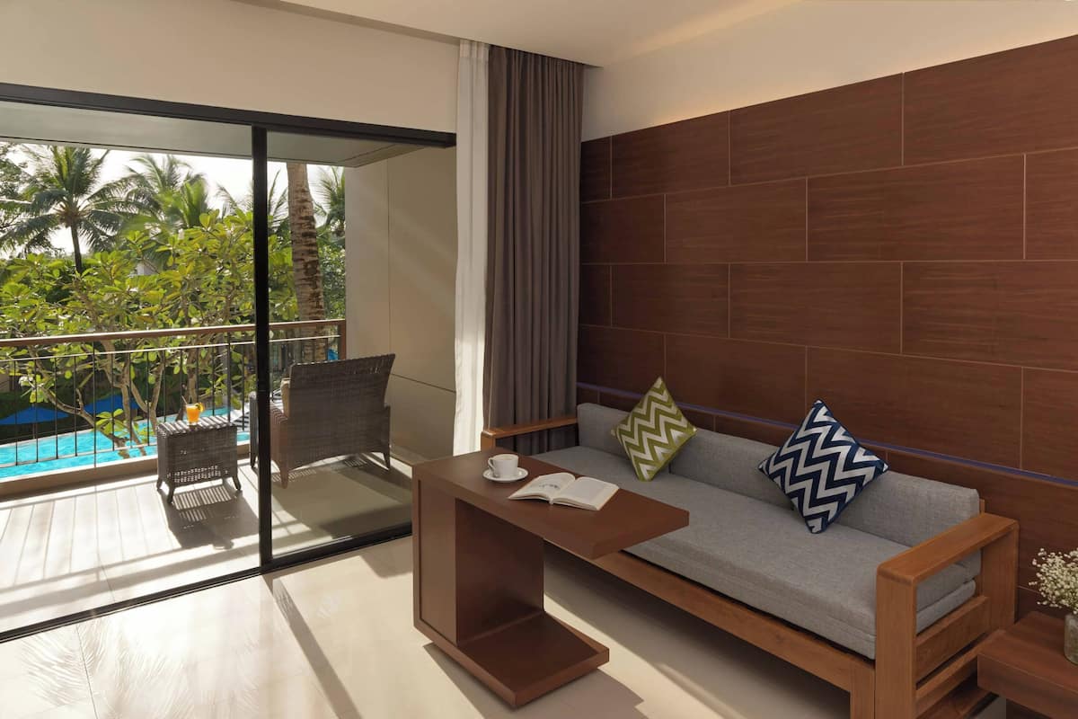 Chambre Deluxe, balcon, vue piscine (1 King Bed and 1 Sofabed)