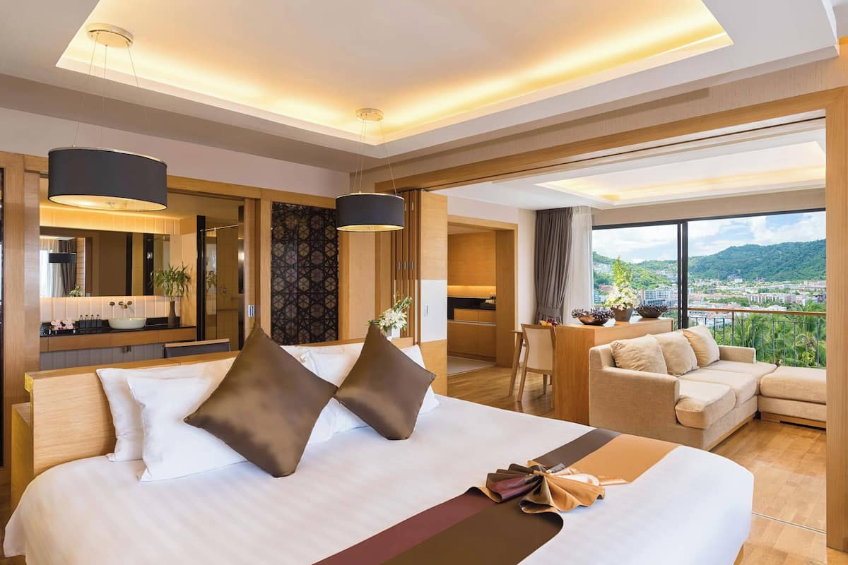 family suite, 1 king bed, balcony, sea view | 1 bedroom, hypo-allergenic bedding, down duvets, memory-foam beds