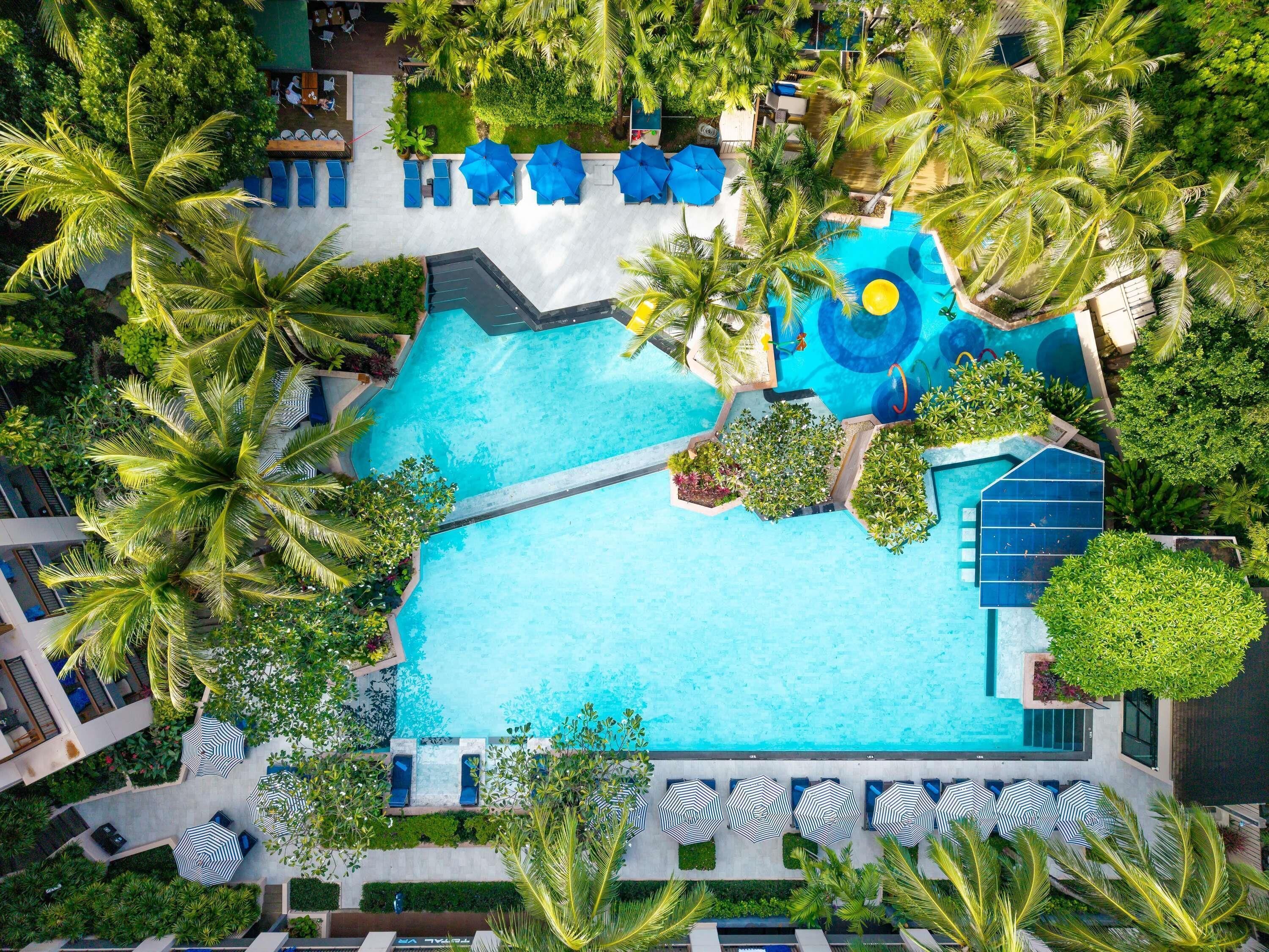 3 piscinas al aire libre, sombrillas, sillones reclinables de piscina