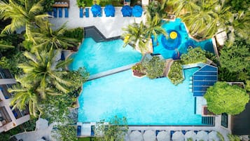 3 piscinas al aire libre, sombrillas, sillones reclinables de piscina