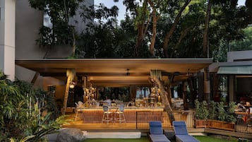 2 bars/lounges, swim-up bar, poolside bar