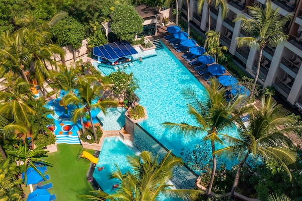 3 outdoor pools, pool umbrellas, sun loungers