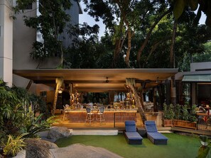 2 bares, bar en la piscina, bar junto a la piscina