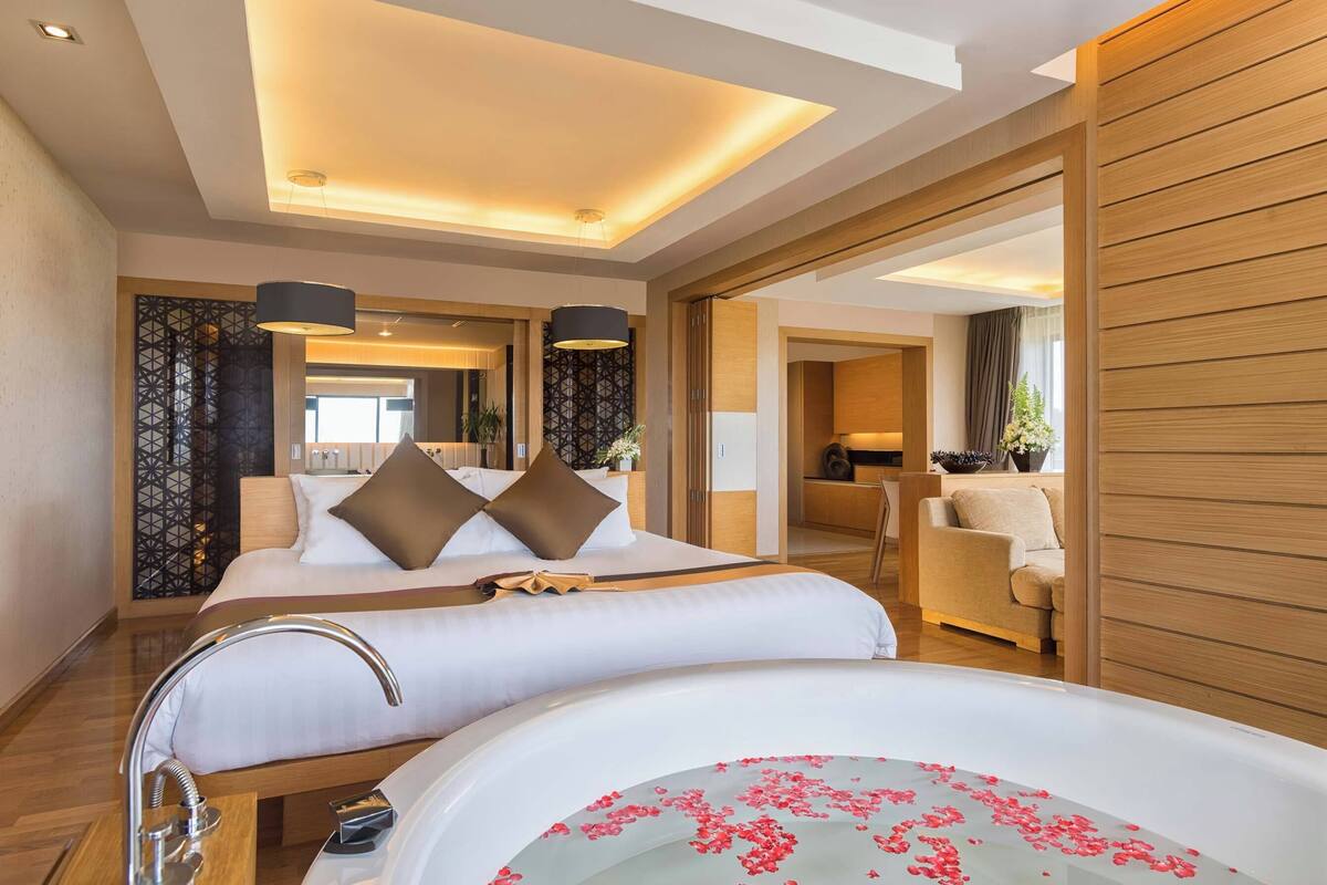 family suite, 1 king bed, balcony, sea view | bathroom | separate bathtub and shower, deep-soaking bathtub, rainfall showerhead