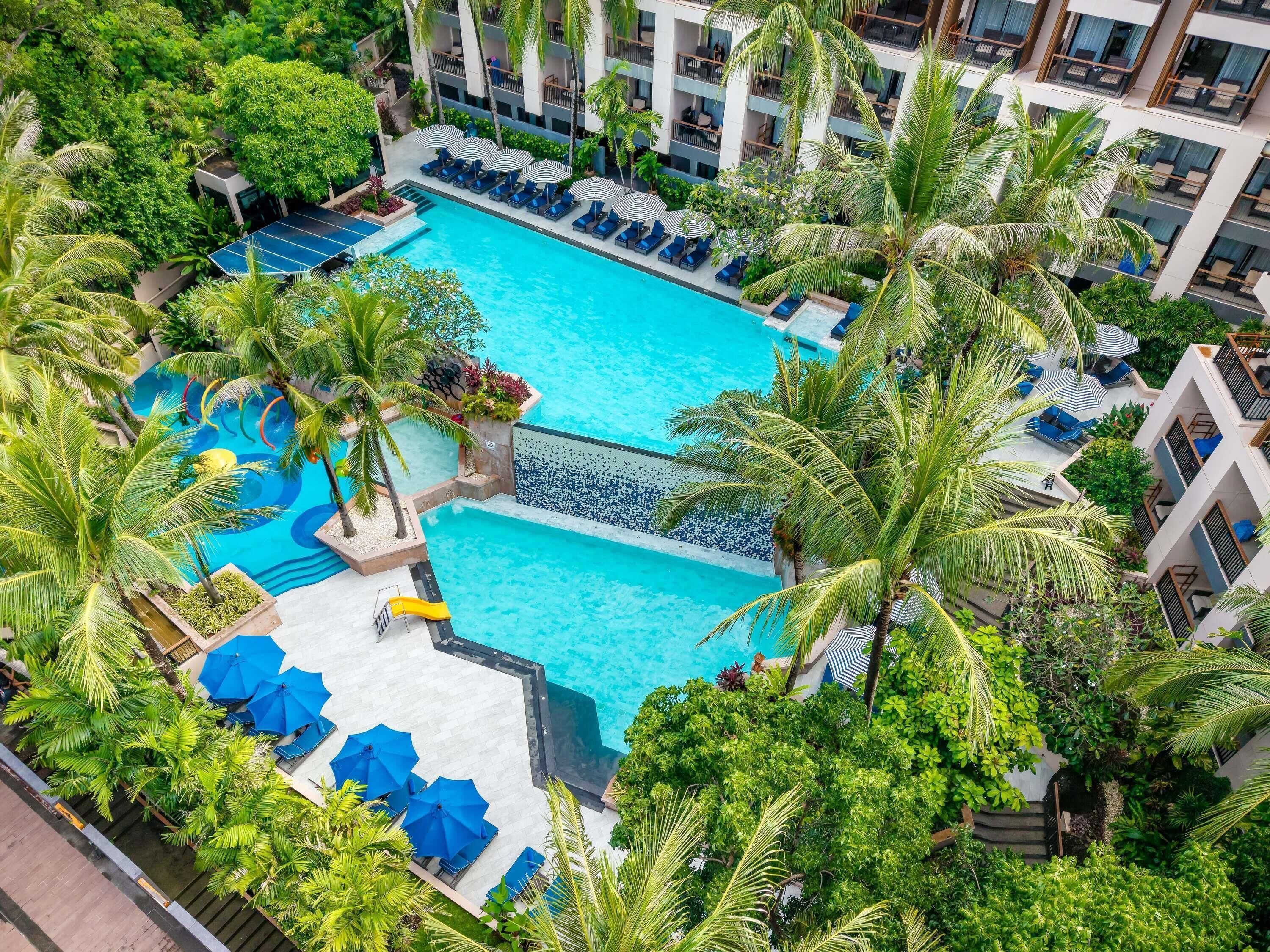 3 piscinas al aire libre, sombrillas, sillones reclinables de piscina