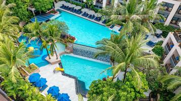 3 piscinas al aire libre, sombrillas, sillones reclinables de piscina
