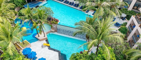 3 piscinas al aire libre, sombrillas, sillones reclinables de piscina