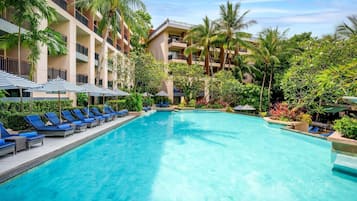 3 piscinas al aire libre, sombrillas, sillones reclinables de piscina