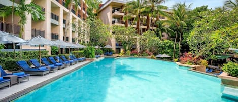 3 outdoor pools, pool umbrellas, sun loungers