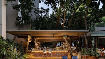 Melayani sarapan dan makan siang dengan pemandangan kolam renang