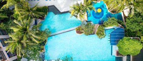3 piscines extérieures, parasols de plage, chaises longues