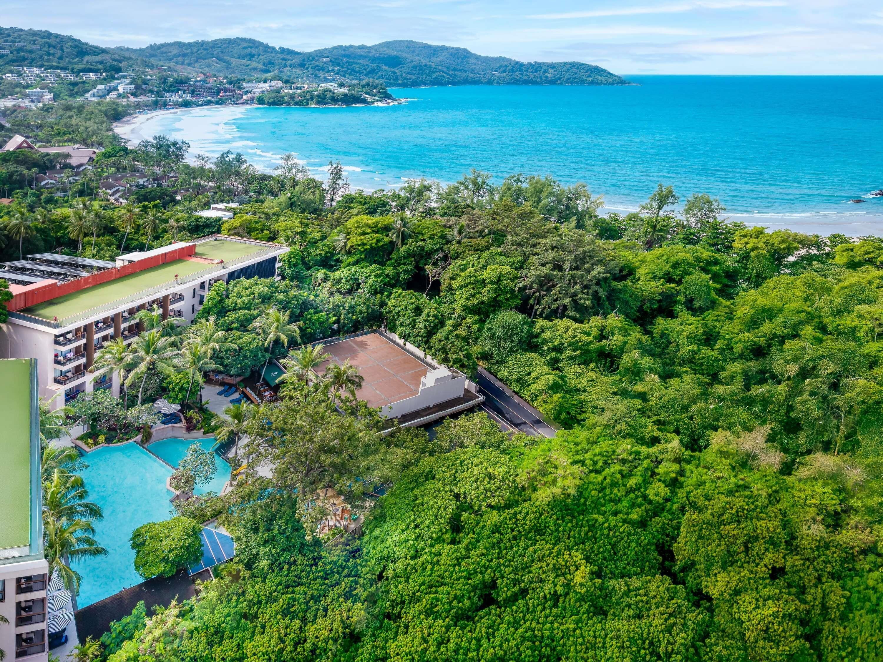 3 สระว่ายน้ำกลางแจ้ง, ร่มริมสระว่ายน้ำ, เก้าอี้อาบแดดริมสระ