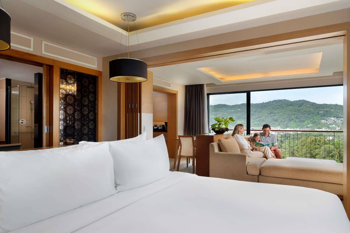 Suite familiare, 1 letto king, balcone, vista mare | Biancheria da letto ipoallergenica, copriletto in piuma