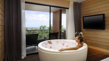 Familie suite, 1 kingsize bed, balkon, uitzicht op zee | Hypoallergeen beddengoed, donsdekens, bedden met traagschuimmatrassen