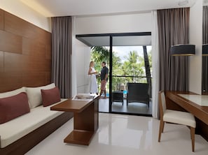 Chambre supérieure, 1 très grand lit, balcon, vue sur la piscine | Literie hypoallergénique, couette en duvet