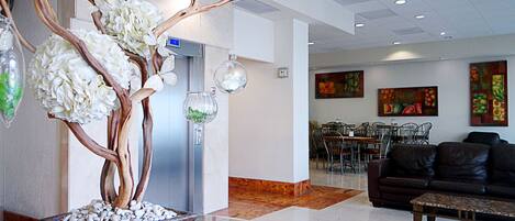 Coin salon dans le hall