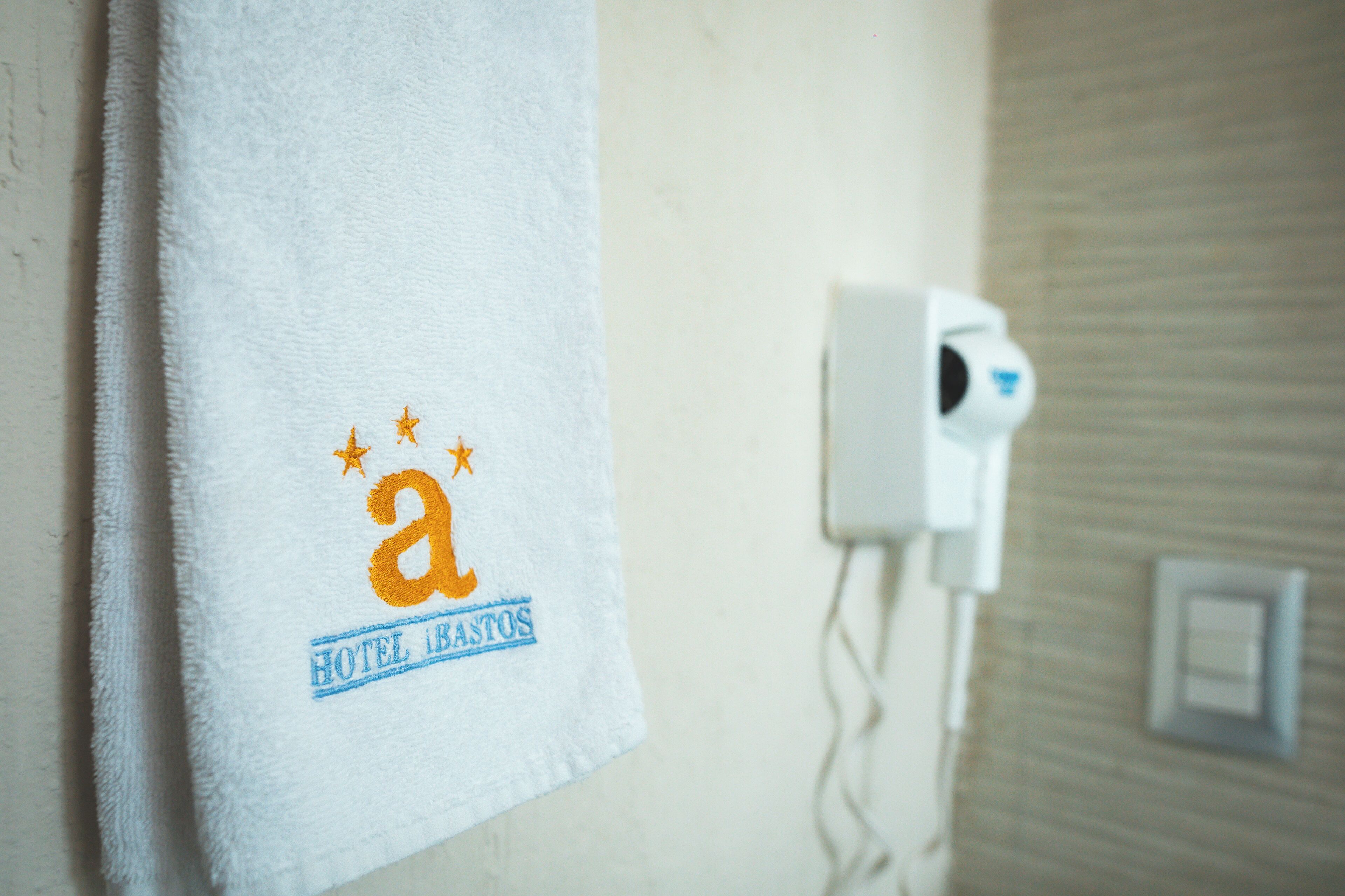 standard double room | bathroom | bathtub, free toiletries, hair dryer, slippers