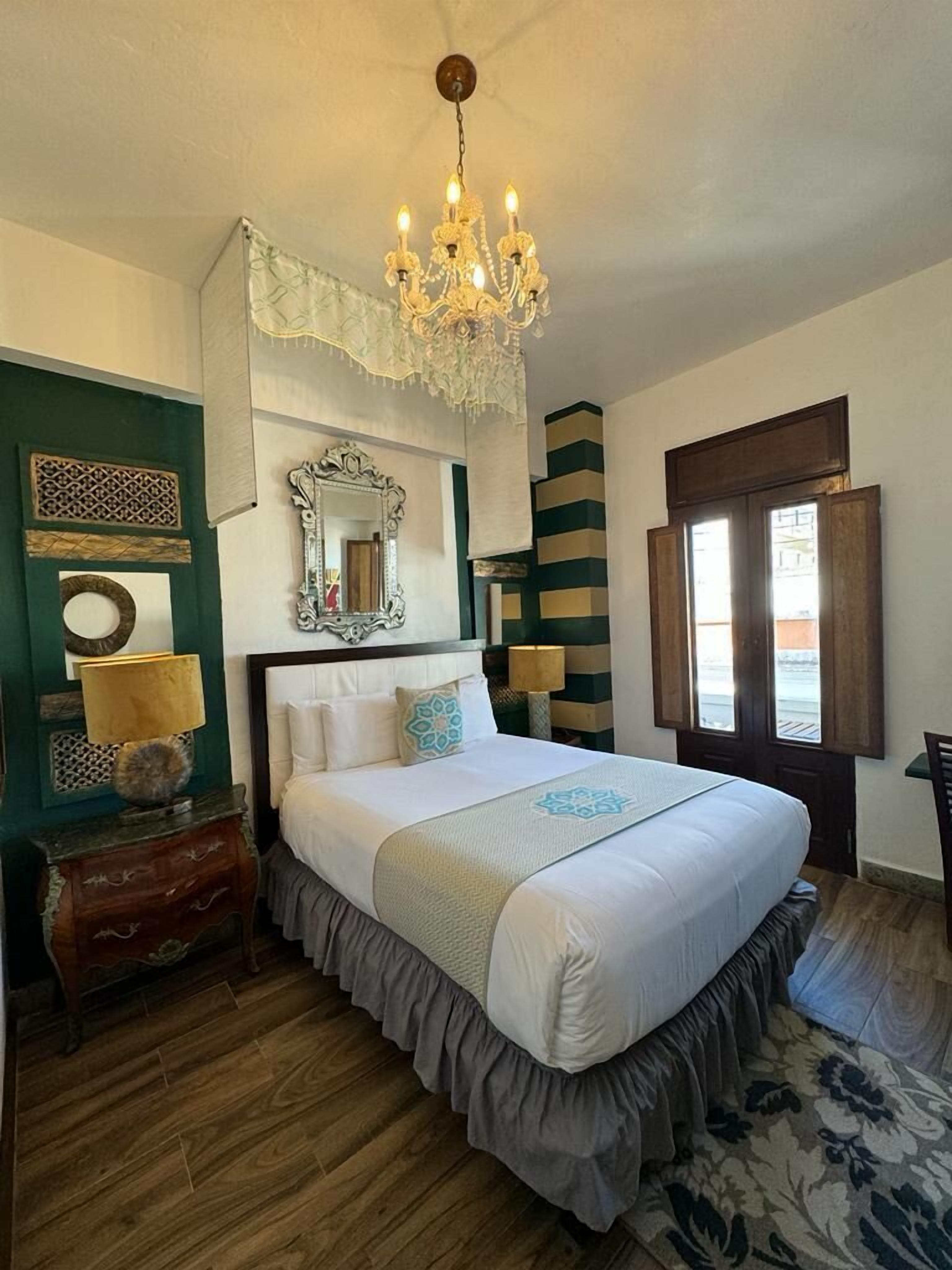 deluxe room, 1 queen bed | hypo-allergenic bedding, pillow-top beds, in-room safe