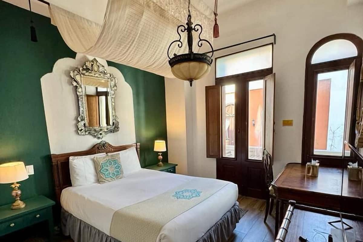 Deluxe kamer, 1 queensize bed | Hypoallergeen beddengoed, pillowtop-bedden, een kluis op de kamer