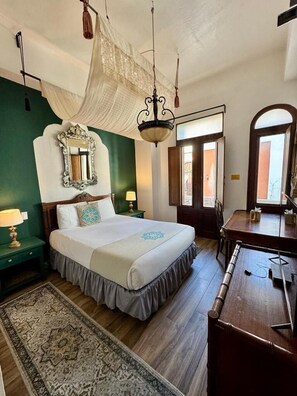Deluxe Room, 1 Queen Bed | Hypo-allergenic bedding, pillowtop beds, in-room safe - CasaBlanca Hotel (San Juan)