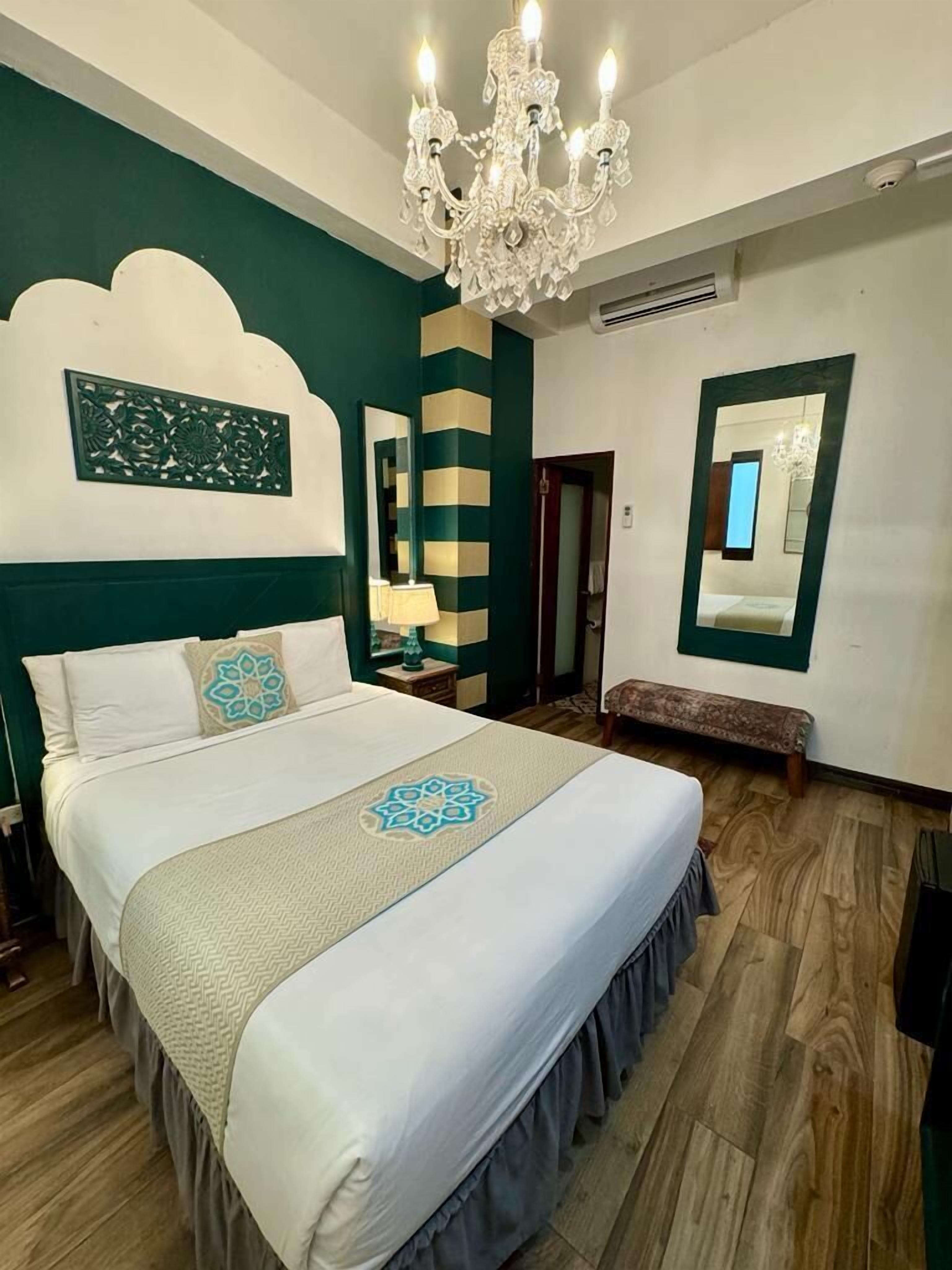 standard room, 1 queen bed | hypo-allergenic bedding, pillow-top beds, in-room safe