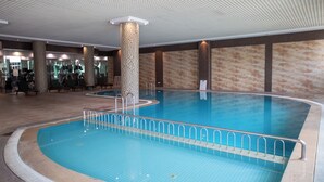 An indoor swimming pool with a tiled floor and a central column. - Anemon Hotel Malatya (Malatya)