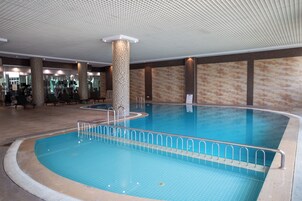 Una piscina techada, una piscina al aire libre
