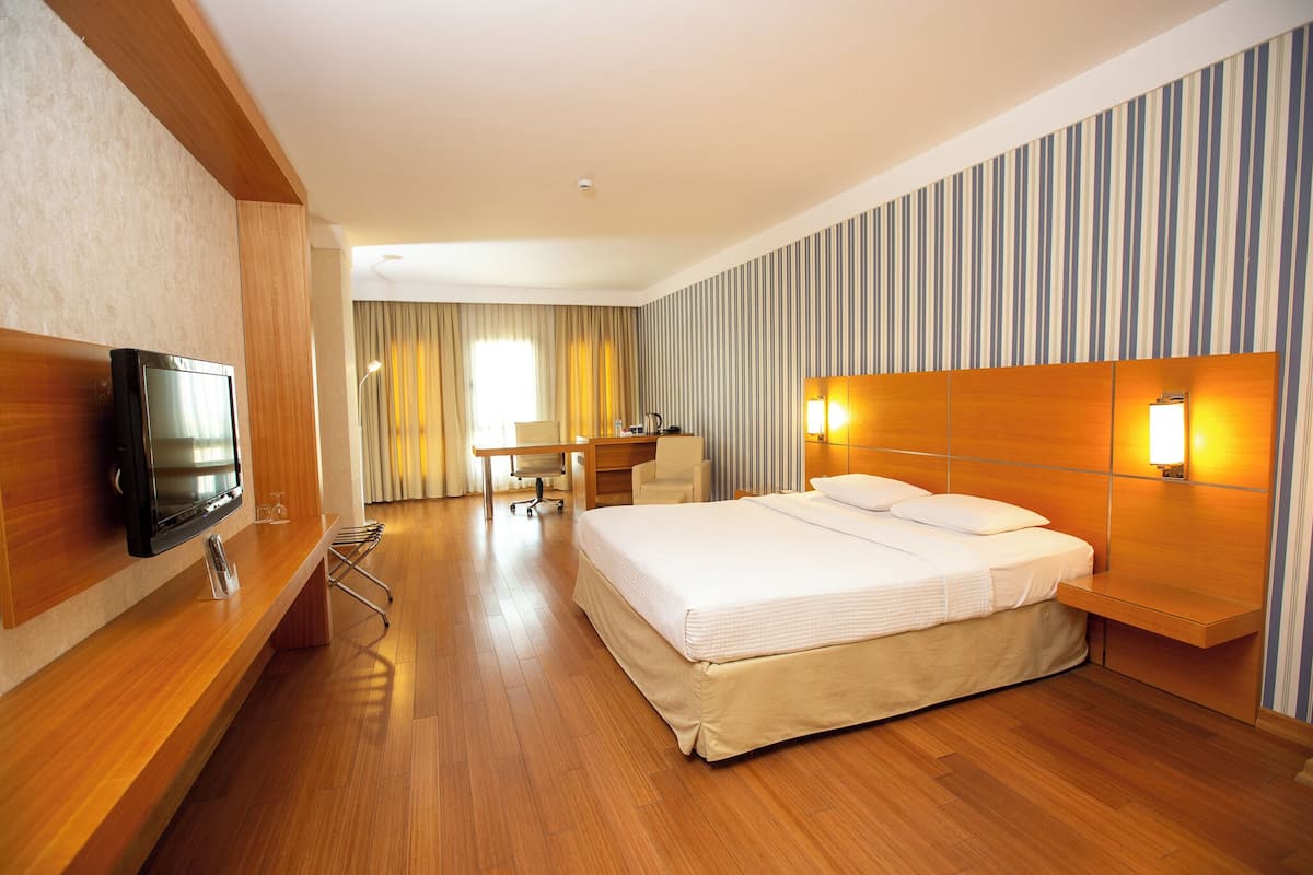 Habitación superior, varias camas | Ropa de cama de alta calidad, camas Select Comfort y minibar