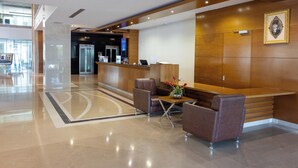 A modern hotel lobby with a reception desk, seating area, and a large mirror. - Anemon Hotel Malatya (Malatya)
