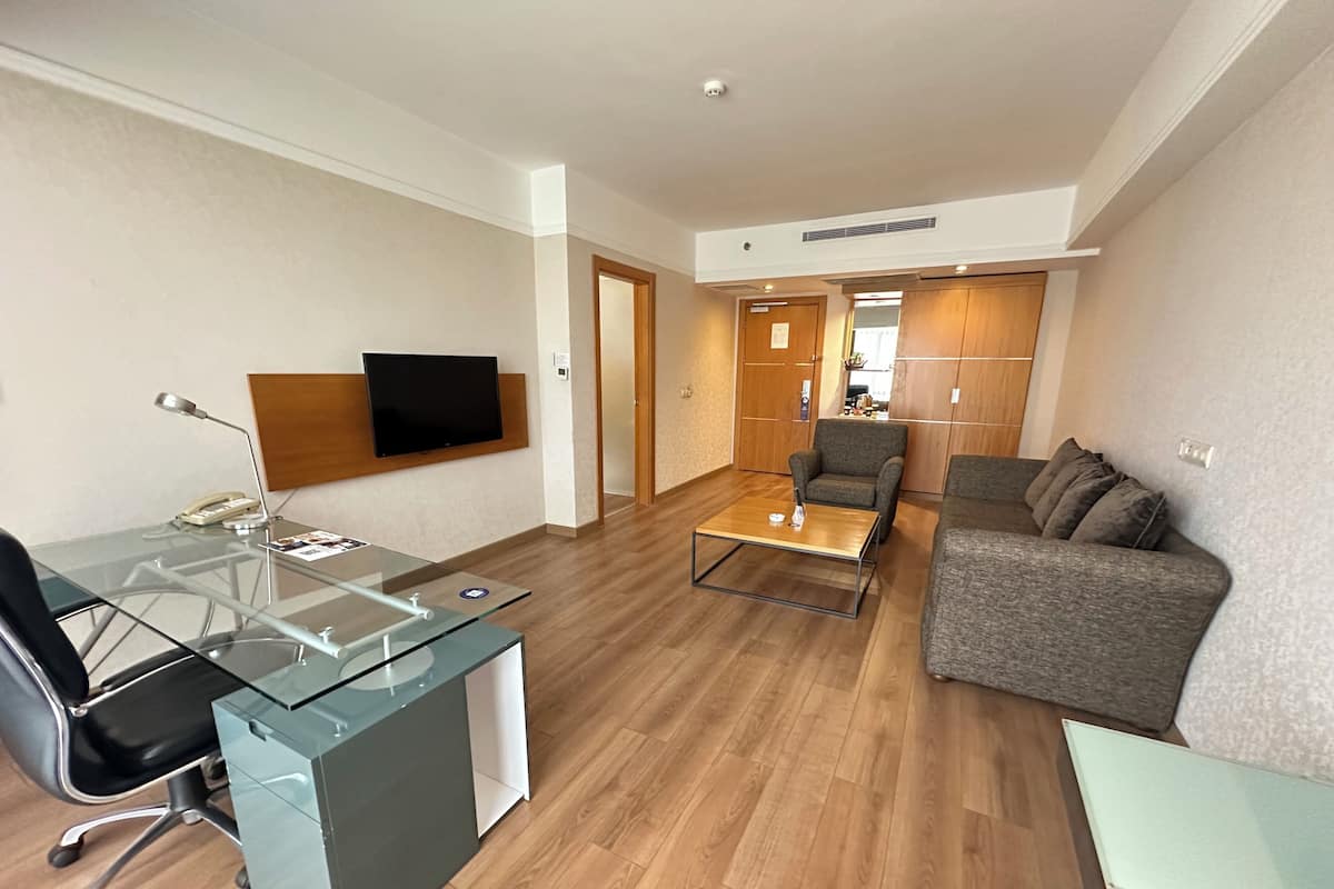 Executive Suite, 1 King Bed | 1 bedroom, premium bedding, Select Comfort beds, minibar