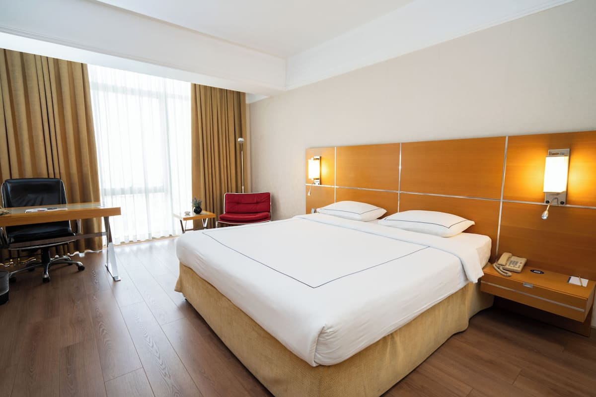 Superior Room, 1 King Bed | 1 bedroom, premium bedding, Select Comfort beds, minibar