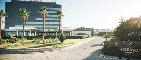 Vista frontal de la propiedad