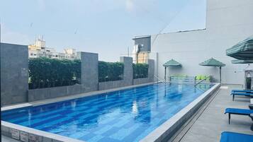 Una piscina al aire libre
