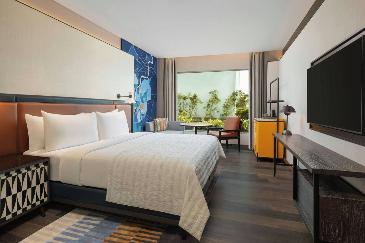 superior room, 1 king bed, non smoking, city view | 1 bedroom, premium bedding, minibar, in-room safe