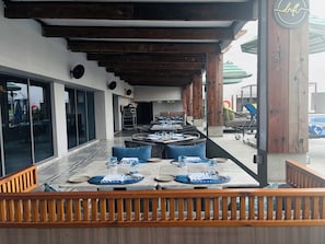 4 restaurants, breakfast, lunch, dinner served; international cuisine