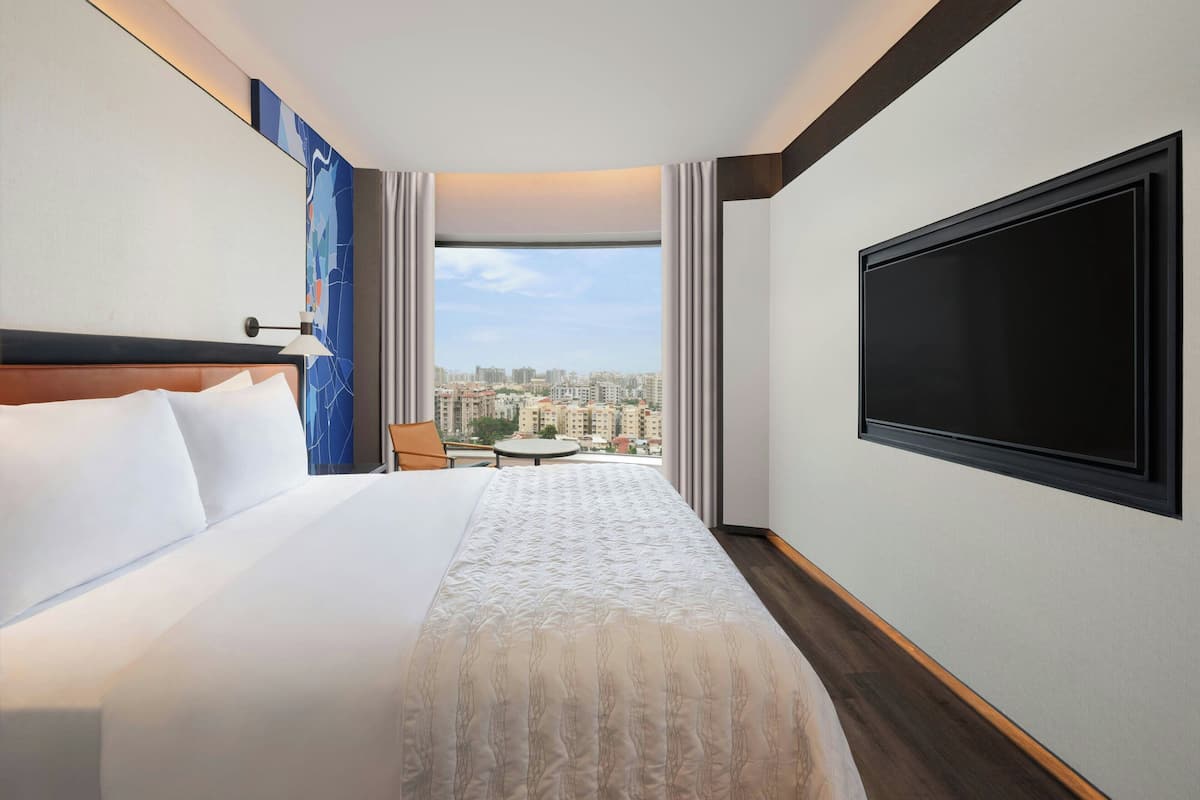 signature suite, 1 king bed, non smoking, city view | 1 bedroom, premium bedding, minibar, in-room safe
