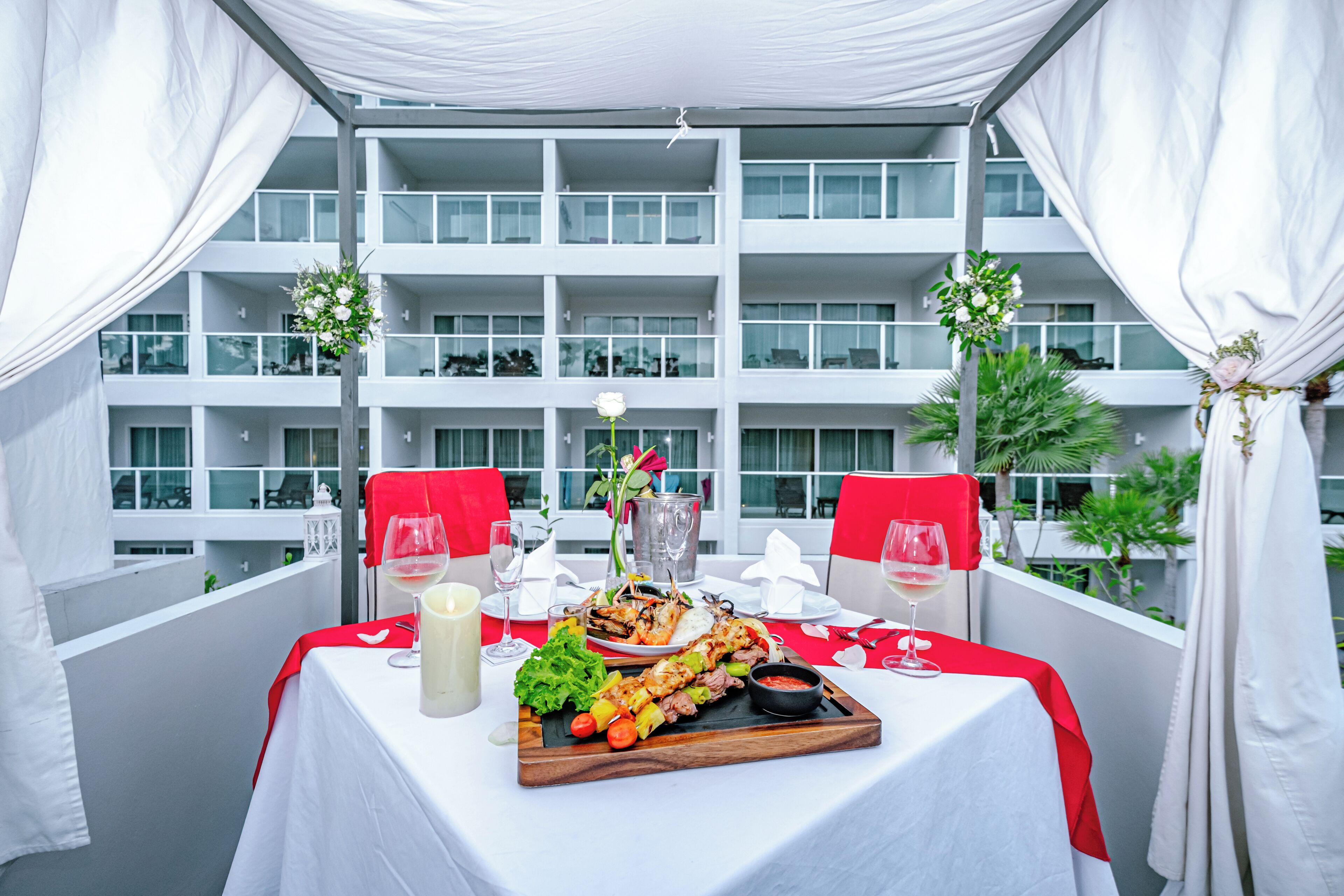 حيث تُقدم وجبات الإفطار، الغداء، العشاء، الأطباق العالمية