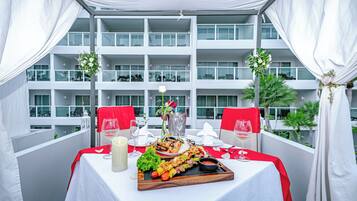 حيث تُقدم وجبات الإفطار، الغداء، العشاء، الأطباق العالمية