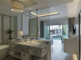 Habitación Deluxe, acceso a la piscina | Baño | Bañera y ducha independientes y bañera profunda