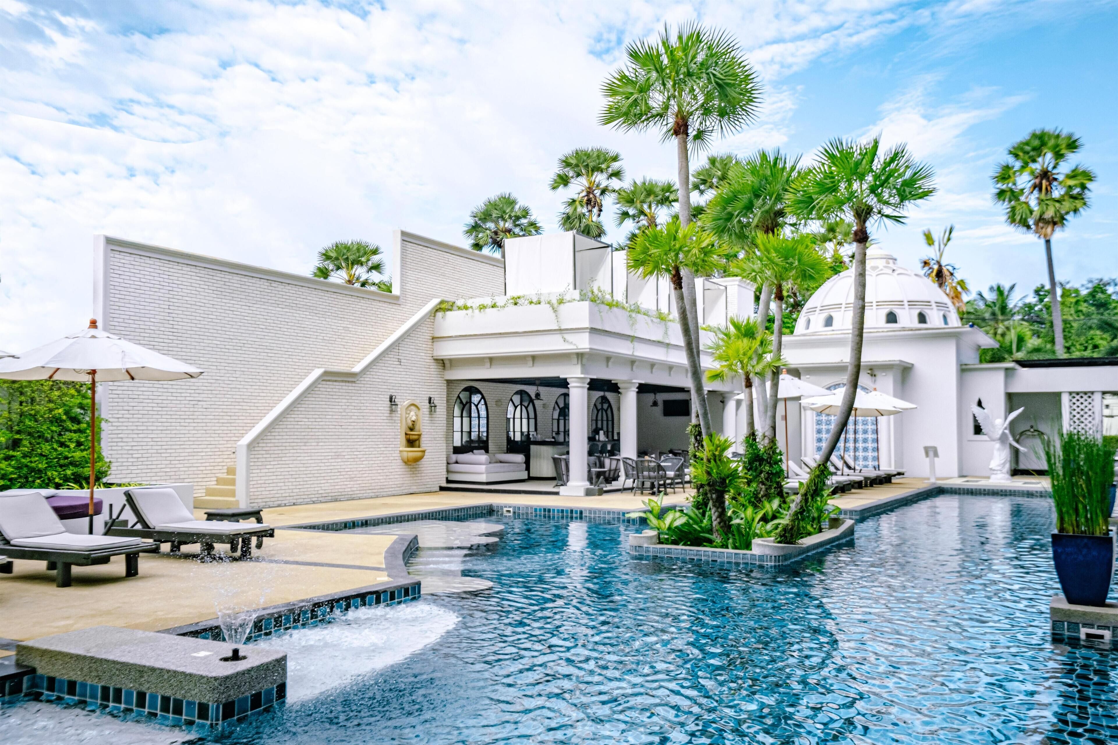 Piscina all'aperto, ombrelloni da piscina, lettini