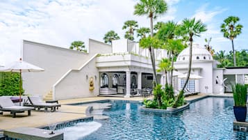 حمّام سباحة خارجي، مظلات على حمّام السباحة، مقاعد للتشمس