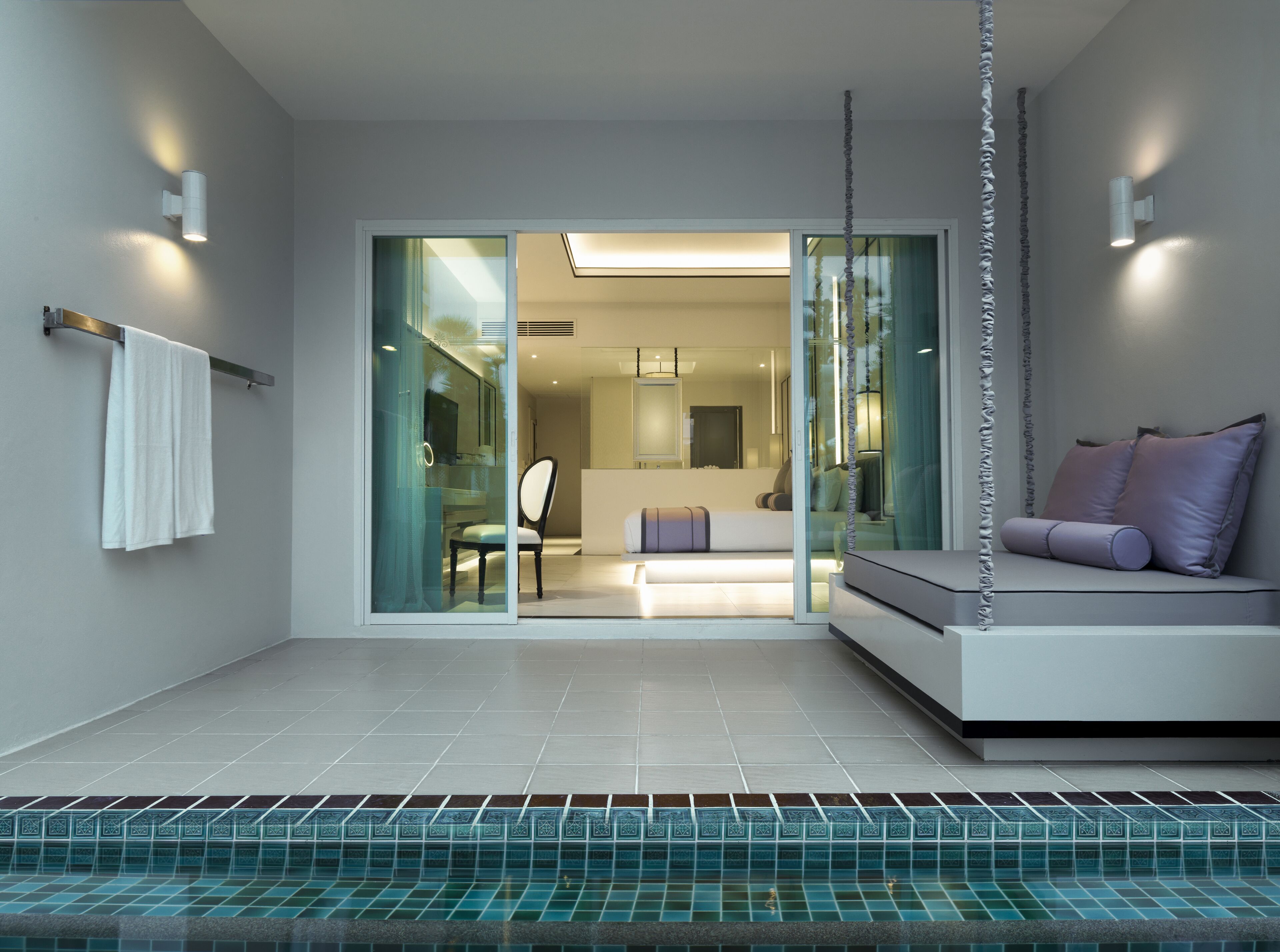 高档床上用品、迷你吧、客房内保险箱、特色装修