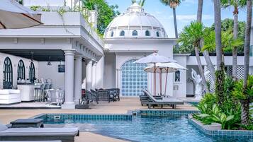 حمّام سباحة خارجي، مظلات على حمّام السباحة، مقاعد للتشمس