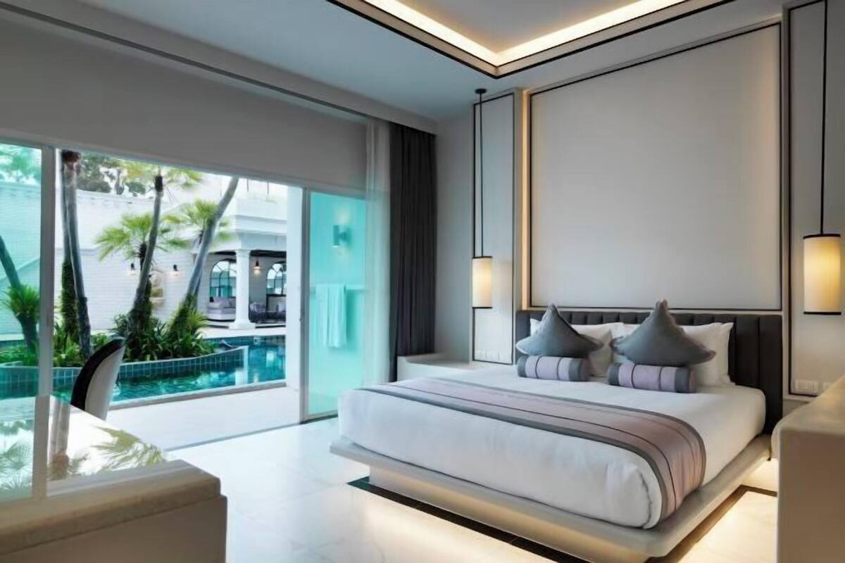 Premium bedding, minibar, in-room safe, desk