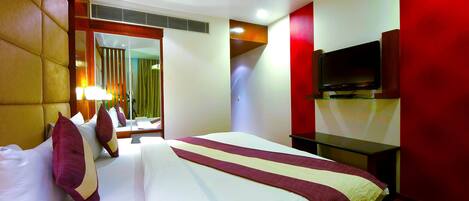 Minibar, in-room safe, desk, iron/ironing board