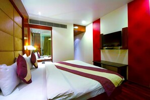 Minibar, in-room safe, desk, iron/ironing board - Hotel Aura - Near to New Delhi Railway Station (New Delhi)