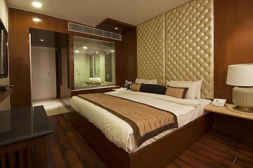 Minibar, in-room safe, desk, iron/ironing board