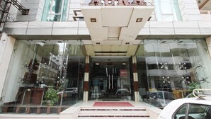 Un edificio con una amplia entrada de vidrio y un letrero que dice "AURA".